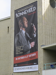 906608 Afbeelding van de grote banner voor de musical 'Sonneveld' op de voorgevel van de Stadsschouwburg (Lucasbolwerk ...